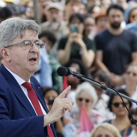 Μελανσόν για γαλλικές εκλογές: Ο Μακρόν να καλέσει το Νέο Λαϊκό Μέτωπο να κυβερνήσει