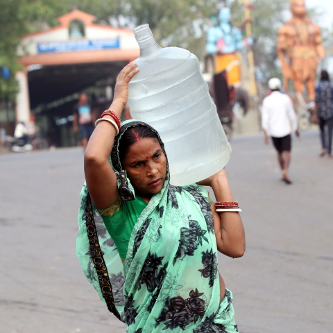 Την πιο κοπιαστική δουλειά στην Ινδία την κάνουν γυναίκες 