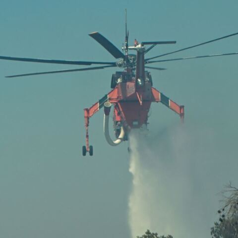 Ελικόπτερο επιχειρεί σε πυρκαγιά