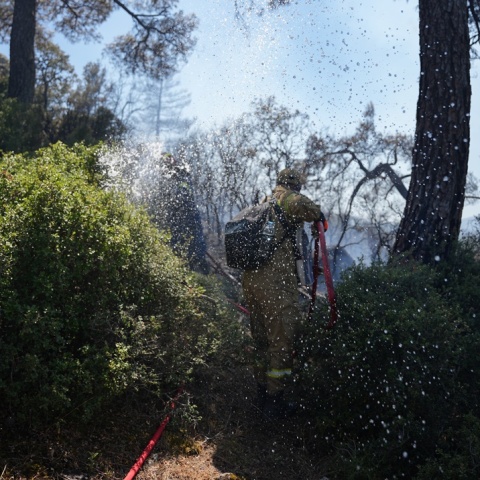 Πυροσβέστης κατά τη διάρκεια κατάσβεσης φωτιάς