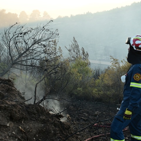 Πυροσβέστης σε επιχείρηση κατάσβεσης φωτιάς