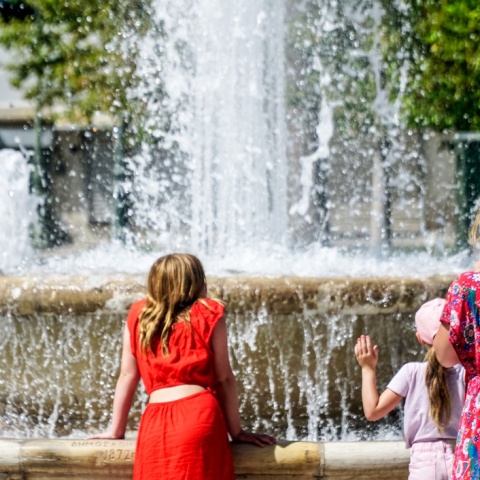 Παιδιά με τη μητέρα τους αναζητούν δροσιά στο συντριβάνι του Συντάγματος