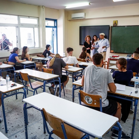 Υποψήφιοι των Πανελληνίων 2024 στο εξεταστικό κέντρο