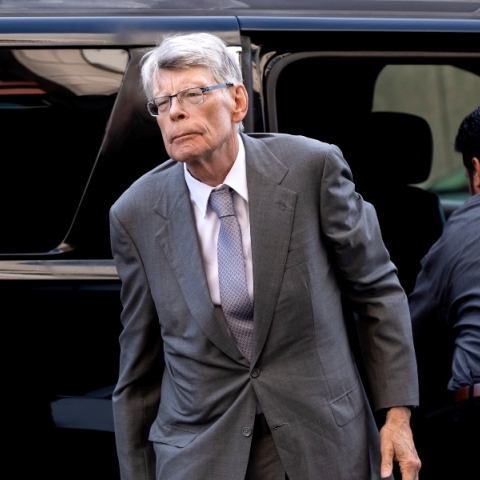 Στίβεν Κινγκ: Καλεί τον Μπάιντεν να αποσυρθεί από την προεδρική κούρσα