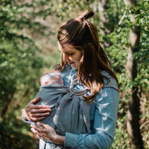 Μητέρα με το μωράκι της στο μάρσιπο