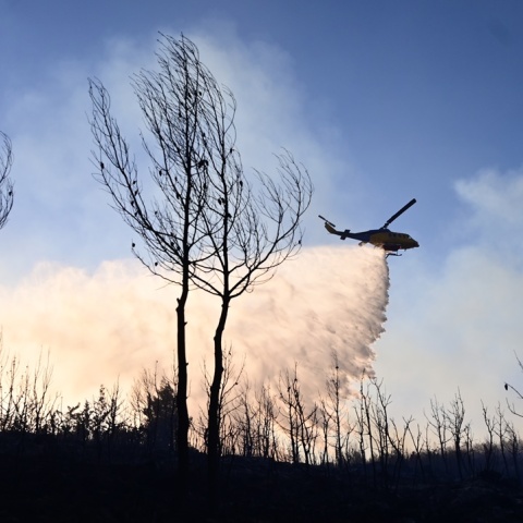 Ελικόπτερο επιχειρεί για την κατάσβεση φωτιάς