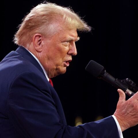 Ο Ντόναλντ Τραμπ εκτιμά πως ο Μπάιντεν θα παραμείνει υποψήφιος των Δημοκρατικών