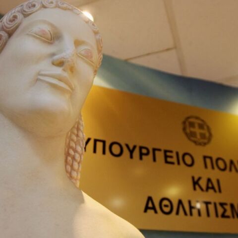 Κύκλωμα εκβιασμών επιχειρηματιών στον Δήμο Αθηναίων: Σε αργία και οι υπάλληλοι του υπουργείου Πολιτισμού που φέρονται να συμμετείχαν.