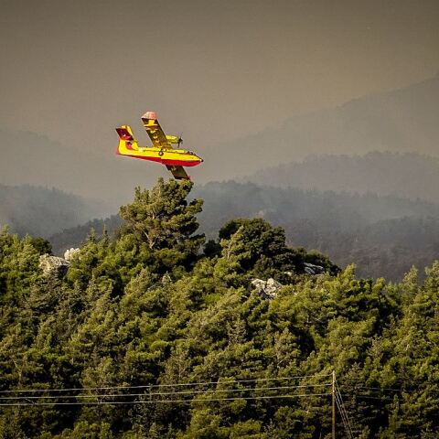 Πυροσβεστικό αεροπλάνο επιχειρεί σε φωτιά