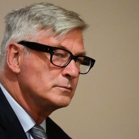 Άλεκ Μπάλντουιν: Στο δικαστήριο για τον θανάσιμο πυροβολισμό στα γυρίσματα του «Rust» - Στο πλευρό του η σύζυγός του Χιλάρια και η 19 μηνών κόρη τους.