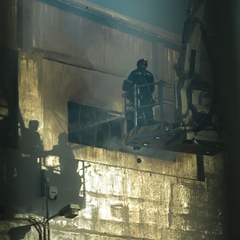 Πυροσβέστης επιχειρεί για την κατάσβεση φωτιάς σε εργοστάσιο στις Αχαρνές