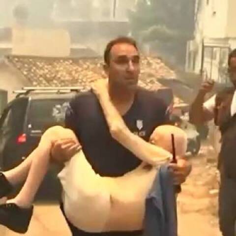 Ο αστυνομικός που μετέφερε στην αγκαλιά του ηλικιωμένο