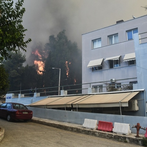 Φωτιά κοντά στο Καραμανδάνειο Νοσοκομείο της Πάτρας