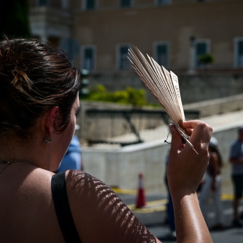 Γυναίκα με βεντάλια στα χέρια εν μέσω καύσωνα