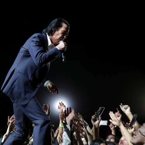 Nick Cave: Το νέο τραγούδι «Frogs» από το επερχόμενο άλμπουμ «Wild God» και οι στίχοι του καλλιτέχνη