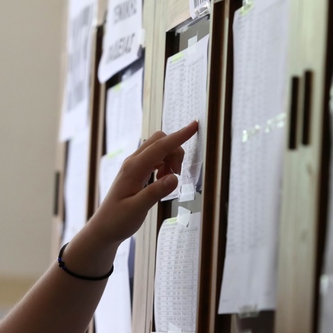 Χέρι που αναζητά τα αποτελέσματα των Πανελληνίων 2024