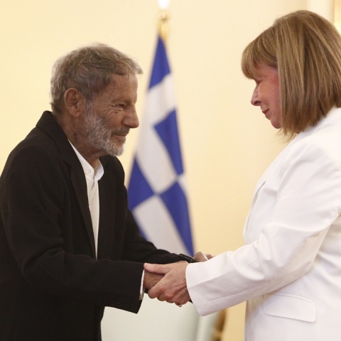 Η Κατερίνα Σακελλαροπούλου παρασημοφόρησε τον Σταύρο Ξαρχάκο