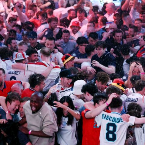 The Killers: Διέκοψαν συναυλία για να δείξουν την εθνική Αγγλίας