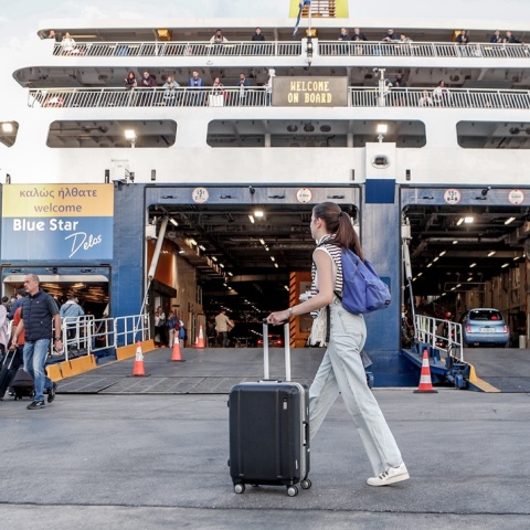 Ταξιδιώτες έτοιμοι να επιβιβαστούν σε καράβι στο λιμάνι του Πειραιά