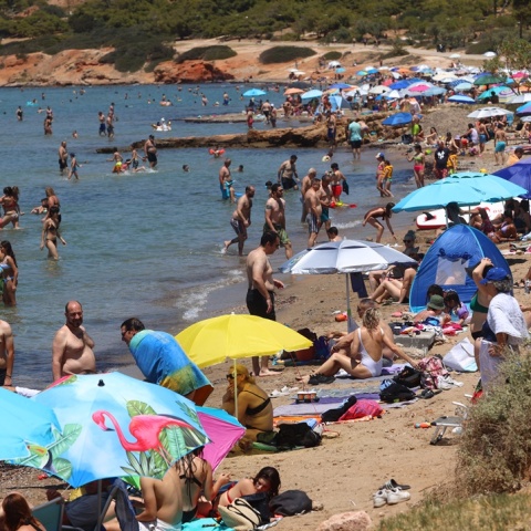 Πολίτες στην παραλία για να δροσιστούν από τις υψηλές θερμοκρασίες