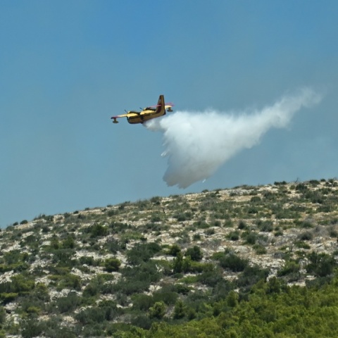 Πυροσβεστικό αεροσκάφος κατά τη διάρκεια κατάσβεσης