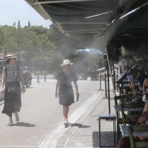 Πολίτες εν μέσω καύσωνα σε σημείο όπου υπάρχει σύστημα για δροσιά