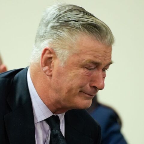 Ο Άλεκ Μπάλντουιν απαλλάχθηκε από τις κατηγορίες για τον θανάσιμο πυροβολισμό της Χαλίνα Χάτσινς - Ξέσπασε σε κλάματα στο άκουσμα της ετυμηγορίας.