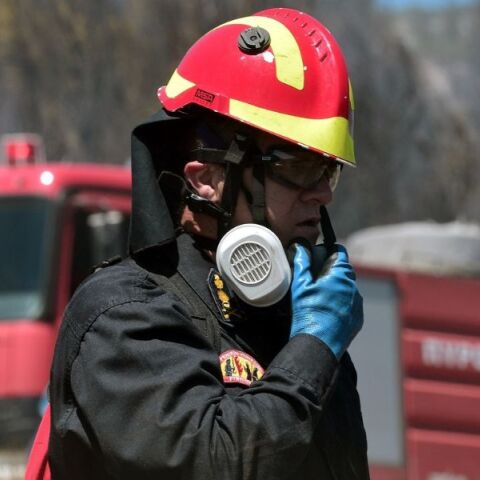 Φωτιά στο Καλαμάκι Κορίνθου: Απαγορεύτηκε η κυκλοφορία των τρένων του προαστιακού με εντολή της Πολιτικής Προστασίας.