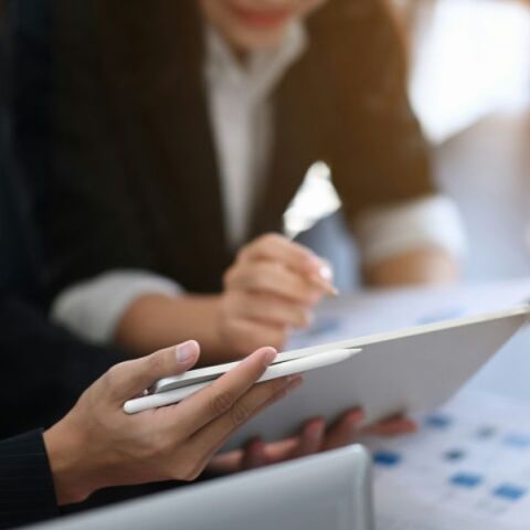 Έκθεση ΟΟΣΑ: Η μεγαλύτερη μείωση στην ανασφάλεια της εργασίας από το 2015 έως το 2022 σημειώθηκε στην Ελλάδα - Τα στοιχεία για μισθούς και απασχόληση.