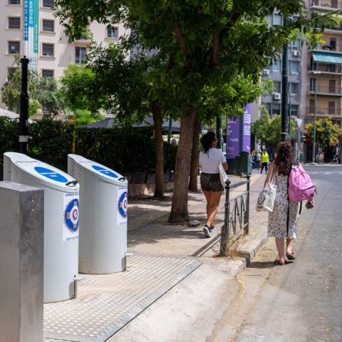 Βυθιζόμενοι κάδοι του δήμου Αθηναίων σε δρόμο στο κέντρο της πόλης