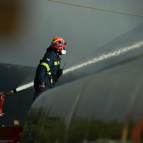 Πυροσβέστης κατά τη διάρκεια κατάσβεσης φωτιάς