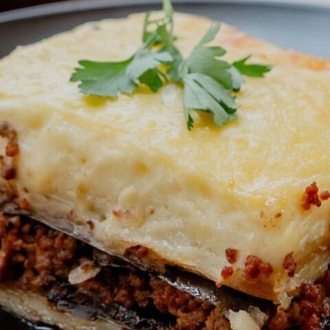 Σαντορίνη: Καταγγελία τουρίστριας - Ισχυρίζεται ότι χρεώθηκε 33 ευρώ για μια μερίδα μουσακά - Η απάντηση που έλαβε όταν παραπονέθηκε. 