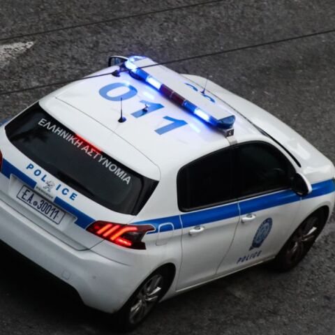 Ρόδος: Αμερικανίδα κατηγορείται για βιασμό συμπατριώτισσάς της - Οι αστυνομικοί εντόπισαν και συνέλαβαν την 35χρονη μετά από καταγγελία. 