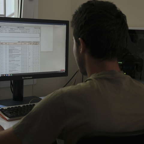 Υποψήφιος των Πανελληνίων «διαβάζει» τις βάσεις εισαγωγής στα ΑΕΙ