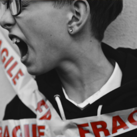 Άτομο που κραυγάζει δεμένο με ταινία - Φορά σκουλαρίκι στο αυτί του και γυαλιά