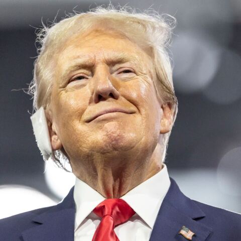 Με επίδεσμο στο αυτί και υψωμένη γροθιά η πρώτη δημόσια εμφάνιση του Ντόναλντ Τραμπ μετά την απόπειρα δολοφονίας