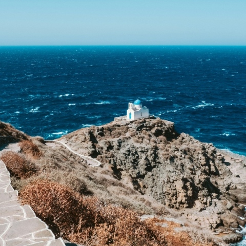 Σίφνος, εκεί όπου η κοσμοπολίτικη ατμόσφαιρα συναντά την κυκλαδίτικη αύρα