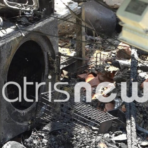 Εικόνα από το καμένο σπίτι στο οποίο βρέθηκε η απανθρακωμένη σορός του 71χρονου στην Πάτρα