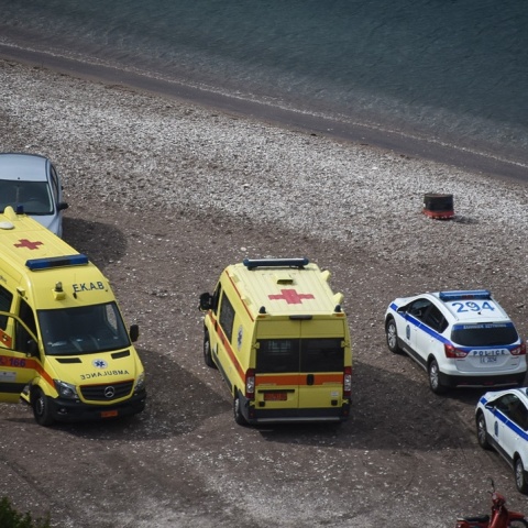 Ασθενοφόρα και περιπολικά στην παραλία