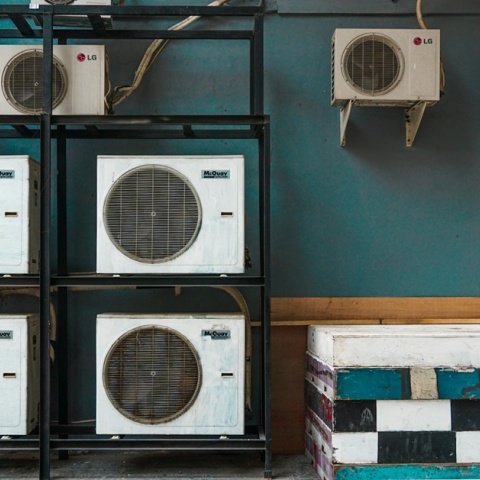 Εξωτερικές μονάδες κλιματιστικού σε τοίχο