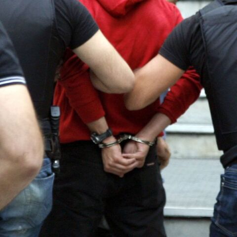 Αεροδρόμιο «Ελευθέριος Βενιζέλος»: Συνελήφθη 31χρονος καταζητούμενος με ευρωπαϊκό ένταλμα σύλληψης από τις Αρχές της Ιταλίας.