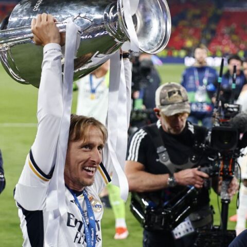 Λούκα Μόντριτς: Ανανέωσε το συμβόλαιό του με τη Ρεάλ Μαδρίτης έως το 2025 - Θα γίνει ο γηραιότερος παίκτης στην ιστορία του συλλόγου.