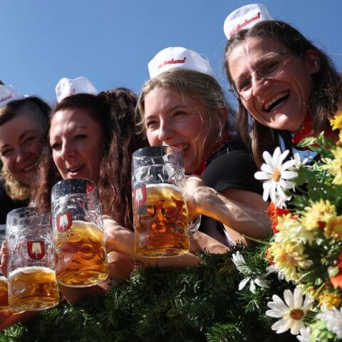 Μόναχο: Μπιραρία χωρίς αλκοόλ στην έδρα του Oktoberfest - Απόπειρα αλλαγής της εικόνας της πόλης - Σε πτωτική πορεία η κατανάλωση μπίρας στη Γερμανία.