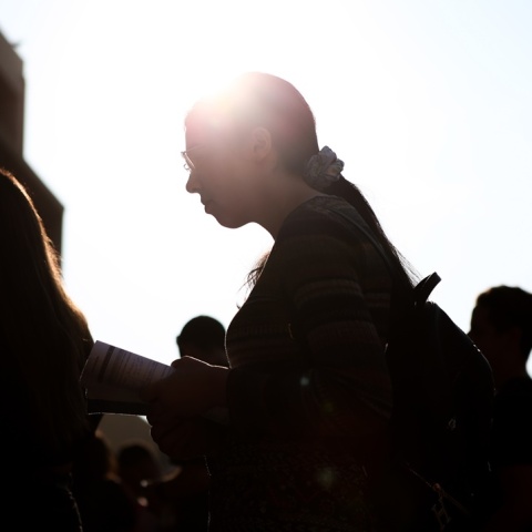 Μαθήτρια με το βιβλίο ανά χείρας λίγο πριν γράψει Πανελλήνιες