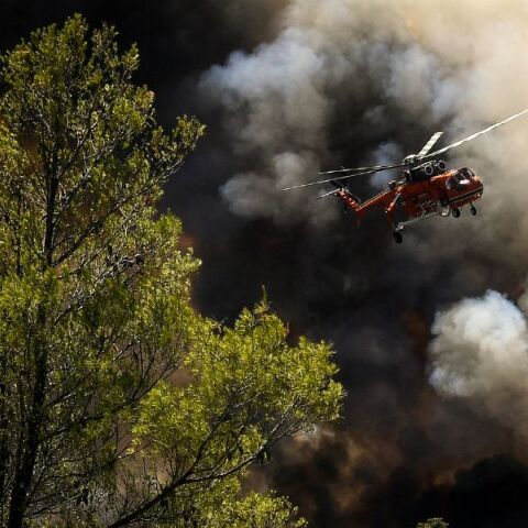 Ελικόπτερο επιχειρεί σε φωτιά