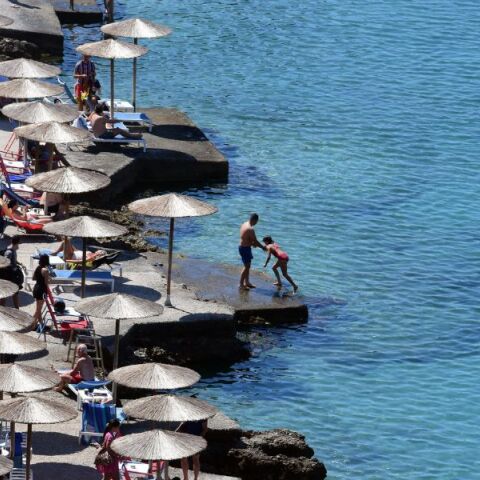 Euronews για παραλίες: Θετικά τα αποτελέσματα των μέτρων για την απαγόρευση της παράνομης τοποθέτησης τραπεζοκαθισμάτων και ομπρελών.