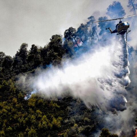 Φωτιά στην Τζια: Κλήθηκαν να απομακρυνθούν οι κάτοικοι από τις περιοχές Καστελάκια και Κούνδουρος με μήνυμα του 112 - Ισχυρέ δυνάμεις της Πυροσβεστικής.