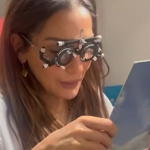 Δέσποινα Βανδή: Μετράει την πρεσβυωπία της μπροστά στην κάμερα 