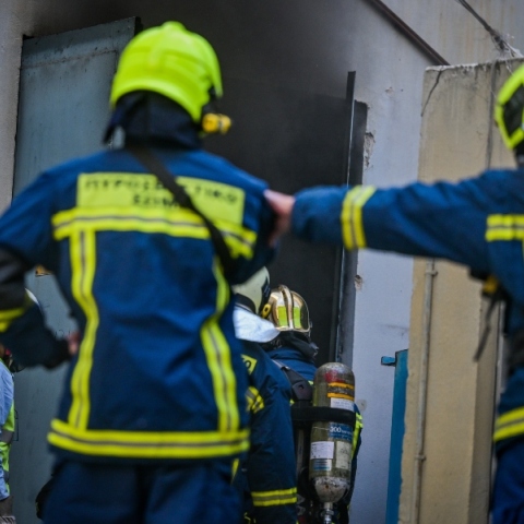 Φωτιά τώρα σε εγκαταλελειμμένο κτίριο στην Ιερά Οδό