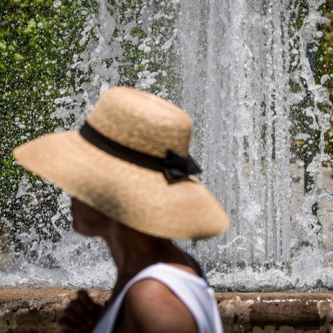 Καύσωνας: Επιμένουν τα 40άρια μέχρι τη Δευτέρα  